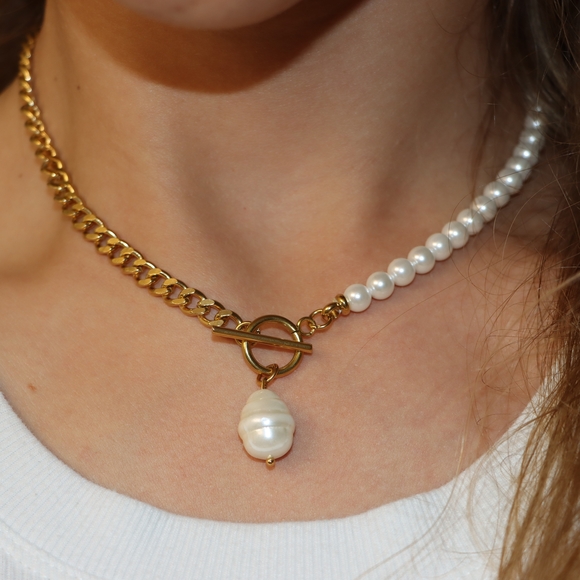 Jewelry - Gold and White Pearl Necklace
